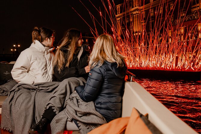 Amsterdam Light Festival: Canal Cruise + Bite & Unlimited Drinks - Timing, delays, and the return to shore