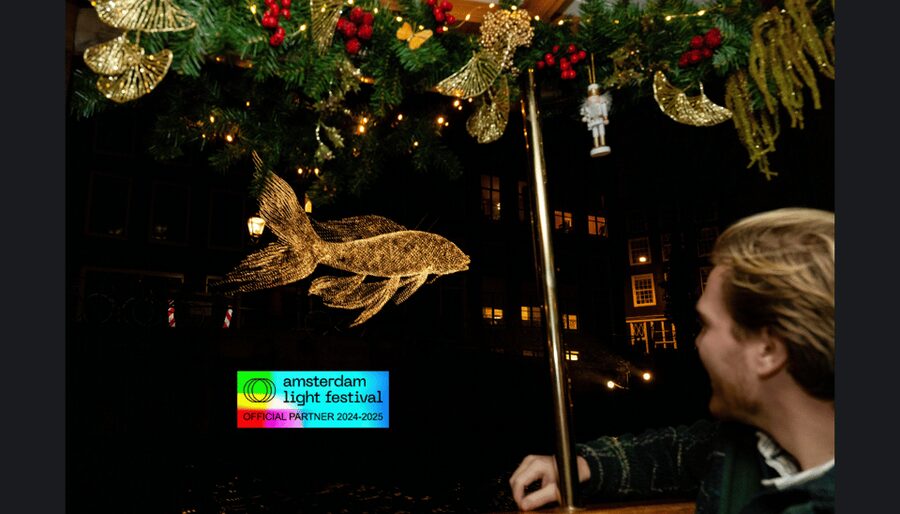 Amsterdam: Light Festival Cruise With Drinks & Snacks - Magere Brug and the eastern canal views