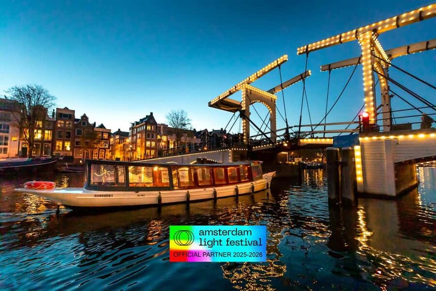 Amsterdam: Light Festival Heated Cruise with Drinks & Snacks - Why a winter canal cruise works so well
