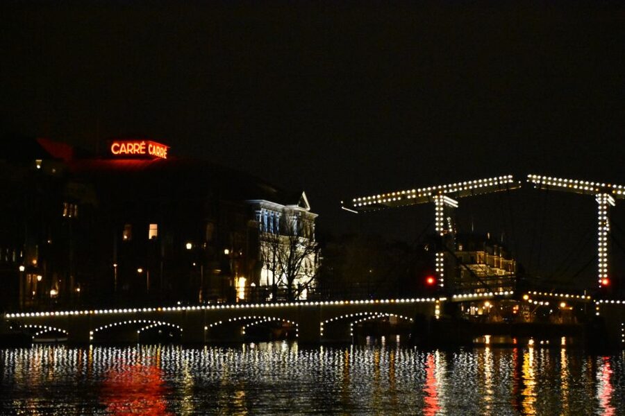 Amsterdam: Light Festival Heated Cruise with Drinks & Snacks - What the guides add to the evening
