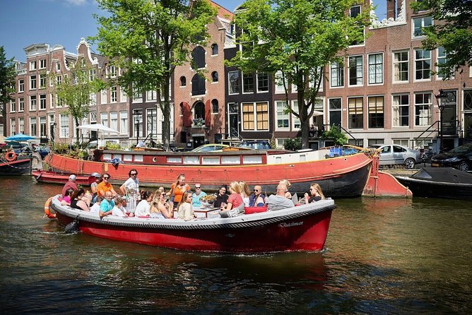 Amsterdam Light Festival: Saloon Boat Cruise + Hot Drinks & Bite - What the 75-minute cruise feels like