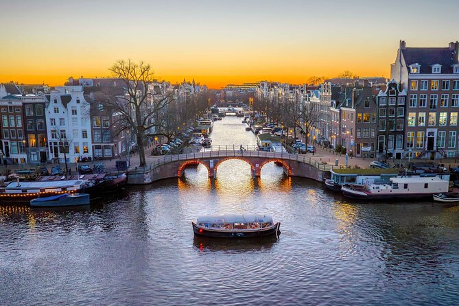 Amsterdam: Light Festival Shared Boat with unlimited drinks - A classic boat with a warm, cozy feel