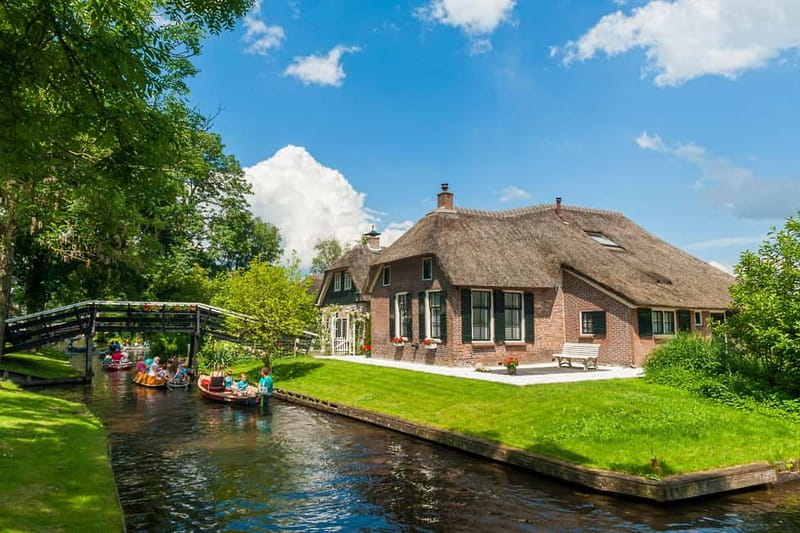 Amsterdam: Live GuideD Giethoorn Boat Tour & Cheese Platter - Arriving in Giethoorn after the 1.5-hour ride