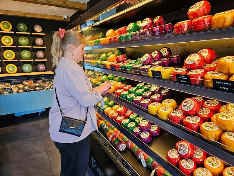 Amsterdam: Live GuideD Giethoorn Boat Tour & Cheese Platter - Who should book this Giethoorn day trip?