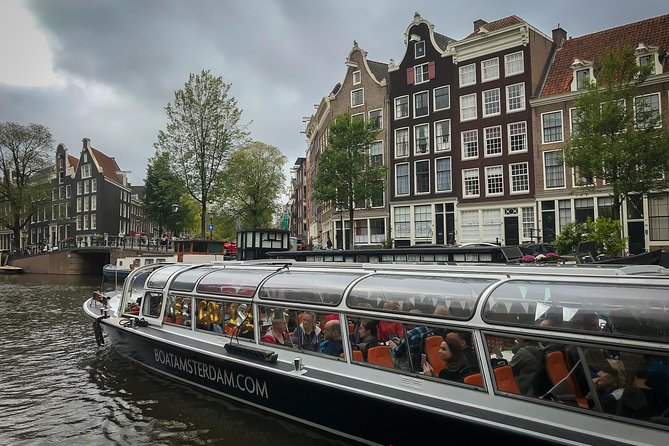 Amsterdam Live Guided Sightseeing Canal Cruise - Why the live guide matters