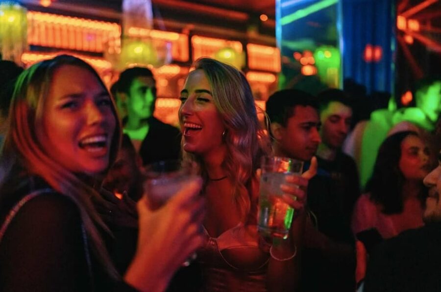 Amsterdam: Ludwig's Red Light Pub Crawl with VIP Club Entry - What happens at the five bar stops