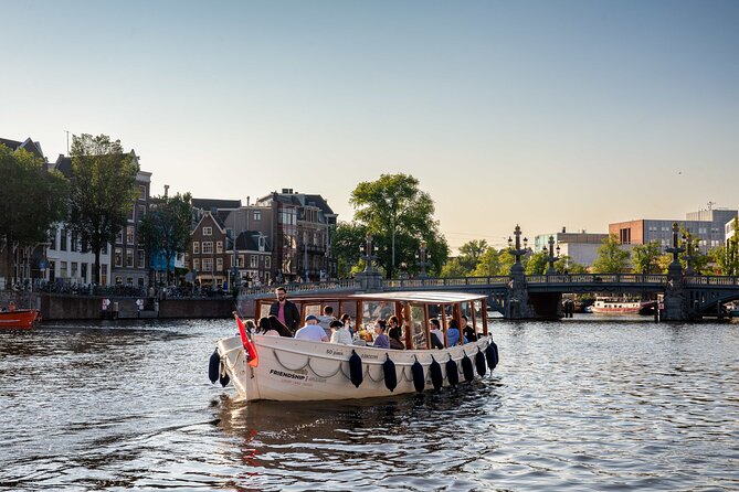 Amsterdam: Luxury Boat Cruise Unlimited Cocktails, Beers & Wines - A quiet start behind Dam Square