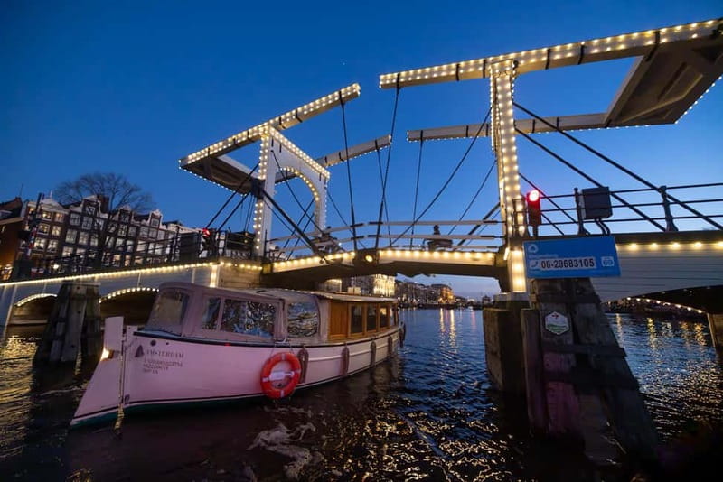 Amsterdam: Luxury Canal Cruise with Optional Snacks & Drinks - How the guides shape the experience