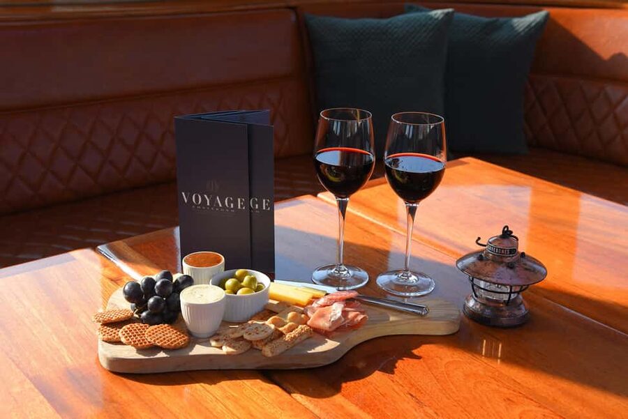 Amsterdam: Luxury Canal Cruise with Optional Snacks & Drinks - Meeting at Keizersgracht and getting settled