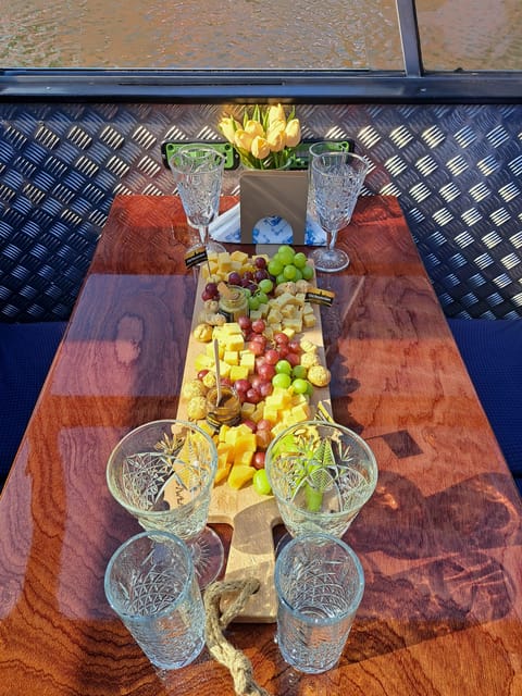 Amsterdam: Luxury Cheese & Wine Canal Cruise - A one-hour introduction to Amsterdam from the water