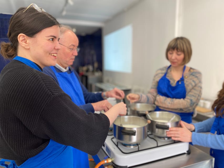 Amsterdam: Make your cheese next to De Hallen - A three-hour class with real participation