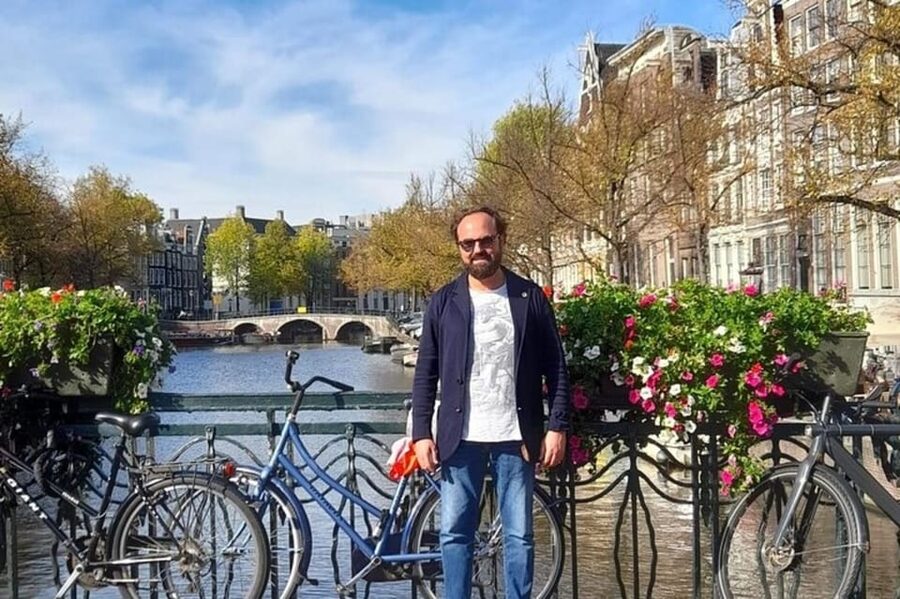 Amsterdam: Must-See Attractions Guided Walking Tour - Personalization, languages, and walking comfort