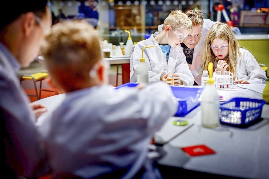 Amsterdam: NEMO Science Museum Ticket - Crowds, school groups, and the right pace