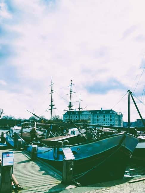 Amsterdam: Off the Beaten Path Bike Tour in French - Food advice and the extras that add value