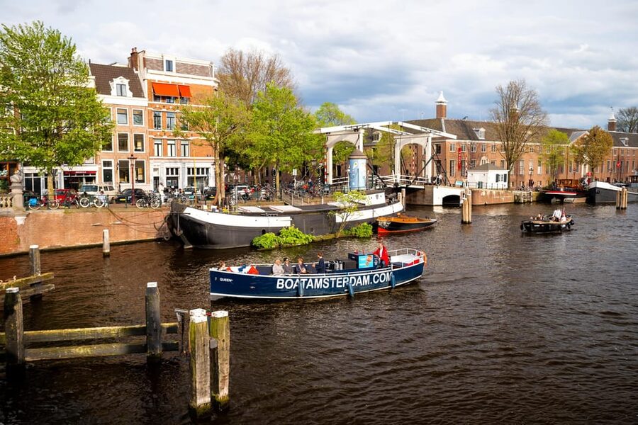 Amsterdam:Old City Canal Cruise with Live Guide and Open Bar - Key points to know before you book