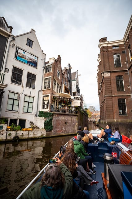 Amsterdam:Old City Canal Cruise with Live Guide and Open Bar - Open boat views, with one practical qualification