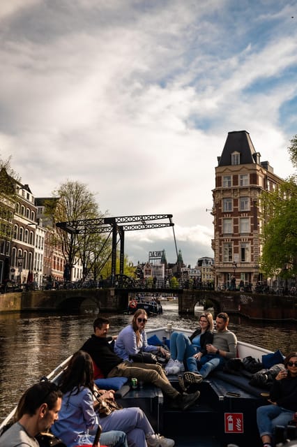 Amsterdam:Old City Canal Cruise with Live Guide and Open Bar - Who will enjoy this canal cruise most?