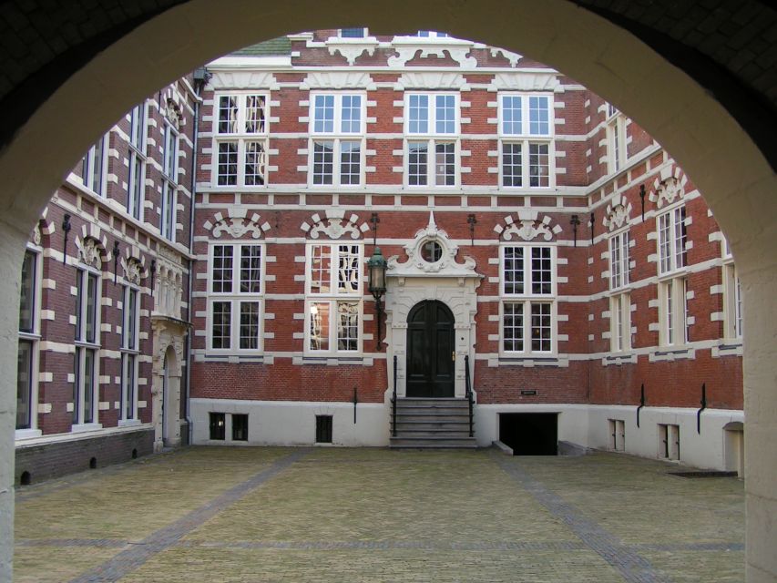 Amsterdam Old City Private Walking Tour - A guide who can connect old and recent Amsterdam