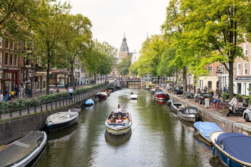 Amsterdam: Open Boat Tour of Canals with Expert Local Guide - The first minutes: Damrak and Amsterdam Centraal Station