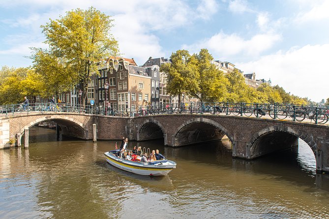 Amsterdam Open Boat Tour with Local Guide - Live stories instead of an audio recording