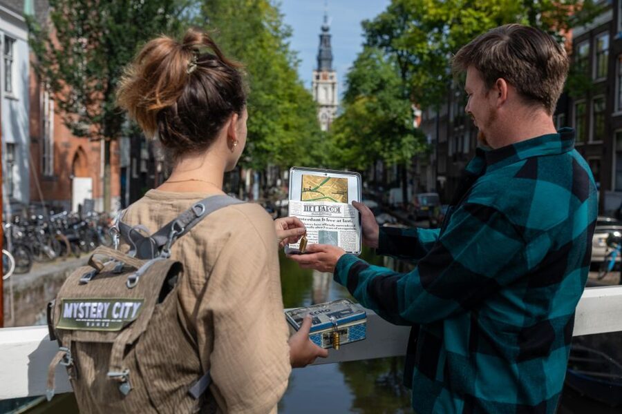 Amsterdam: "Operation 45 " Treasure Hunt Walking Tour - The history works best when you want to participate