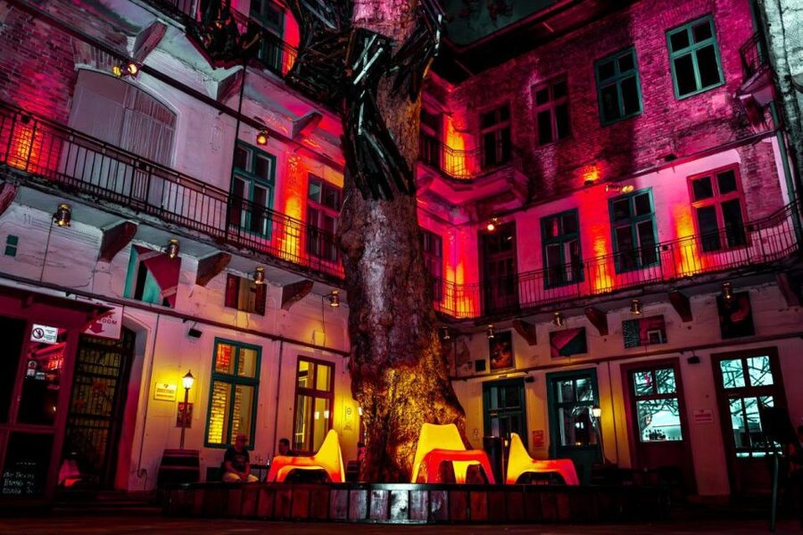 Amsterdam: Original Pub Crawl Party with VIP Entrance - Key points at a glance