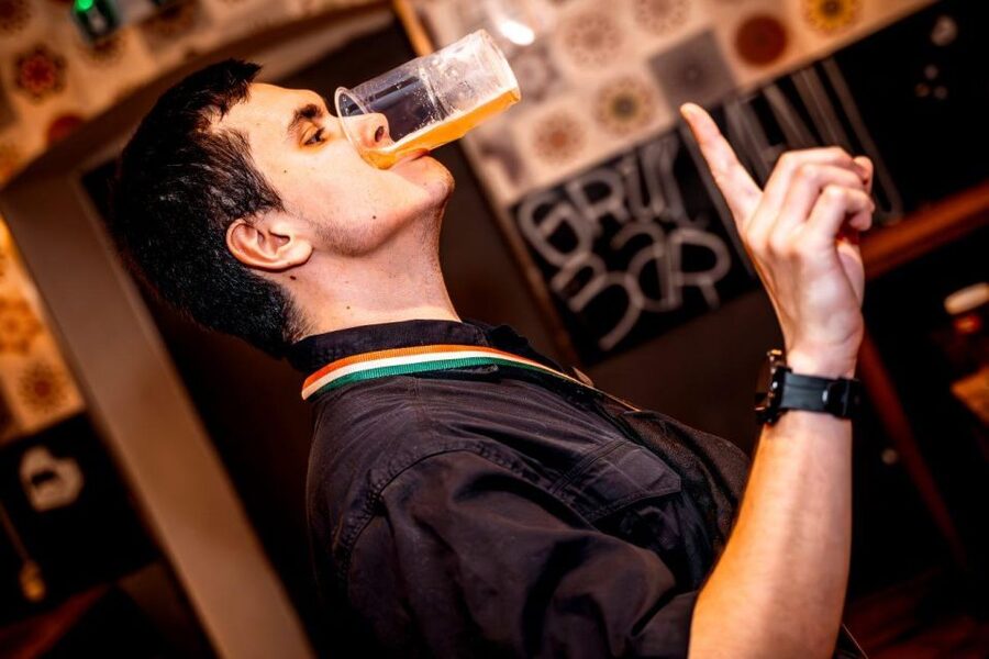Amsterdam: Original Pub Crawl Party with VIP Entrance - From the Red Light District to Leidseplein