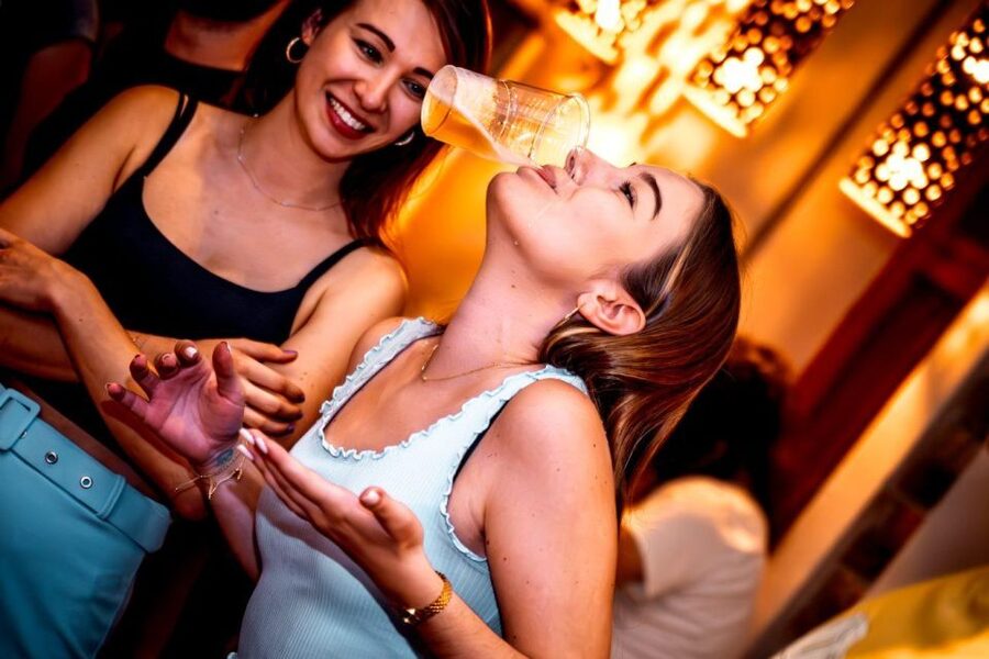 Amsterdam: Original Pub Crawl Party with VIP Entrance - The guides make or break the evening