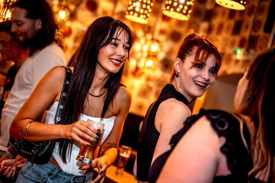 Amsterdam: Original Pub Crawl Party with VIP Entrance - Practical details that affect your night