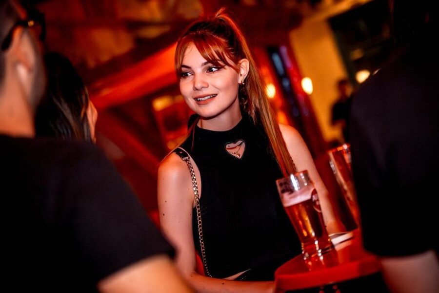 Amsterdam: Original Pub Crawl Party with VIP Entrance - Who should book this pub crawl?