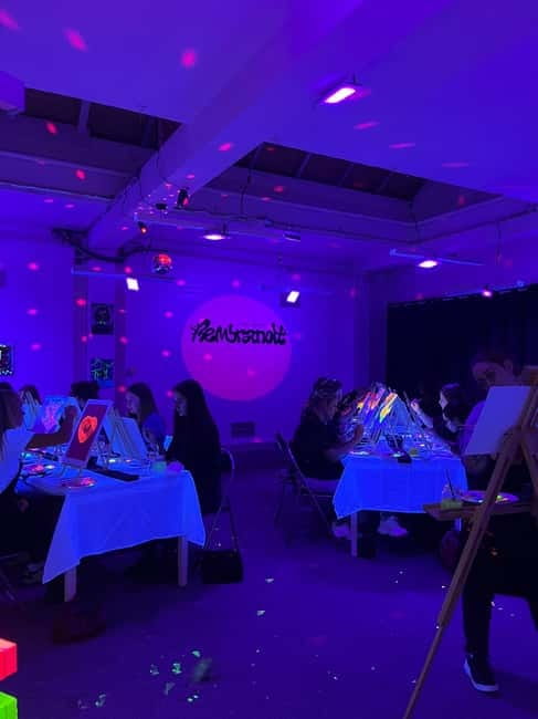 Amsterdam: Paint and Sip in the Dark at Rembrandt van Wine - How much personal help you can expect