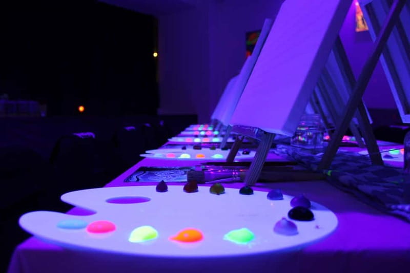 Amsterdam: Paint and Sip in the Dark at Rembrandt van Wine - Who will get the most from this Amsterdam night out