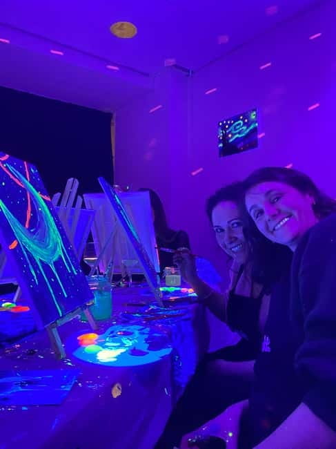 Amsterdam: Paint and Sip in the Dark at Rembrandt van Wine - Arriving and getting started at the meeting point