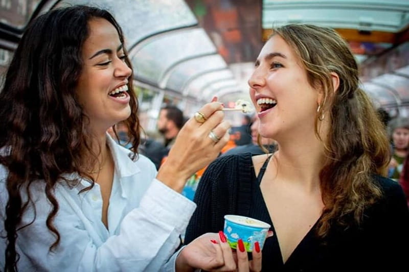 Amsterdam: Pizza Cruise with New York Pizza & Drinks - Unlimited drinks and the value of $43