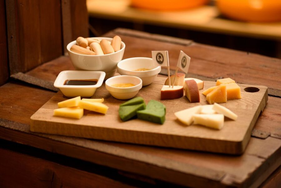 Amsterdam: Premium Henri Willig Cheese Tasting Experience - Ten pieces of Gouda, with useful comparisons