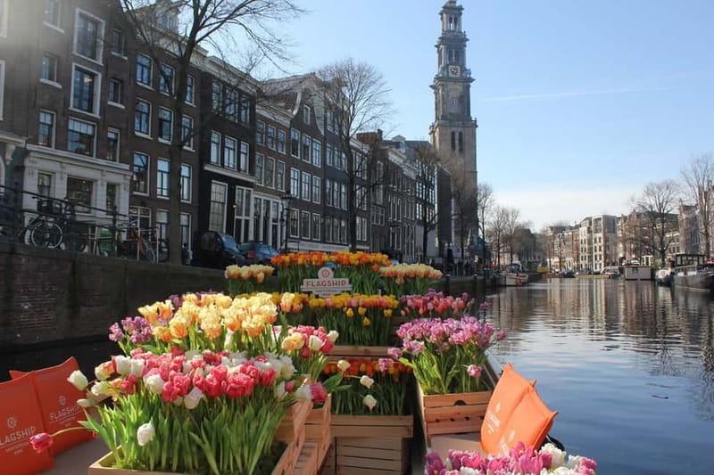 Amsterdam: Premium Tulip Boat Canal Tour - The first minutes: settling in beside the water