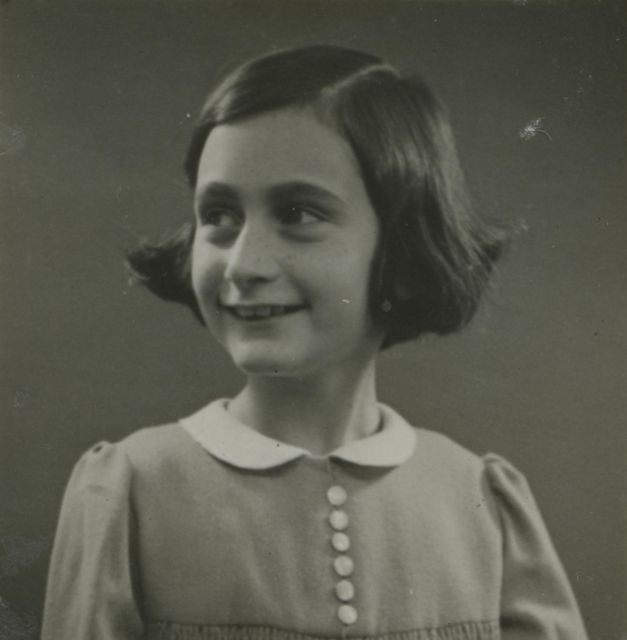 Amsterdam: Private Anne Frank and Jewish History Tour - Walking pace, tram option, and practical comfort