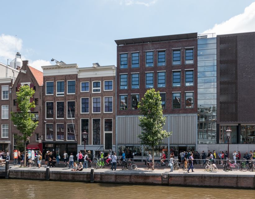 Amsterdam: Private Anne Frank and Jewish Quarter Tour - A serious subject handled on city streets