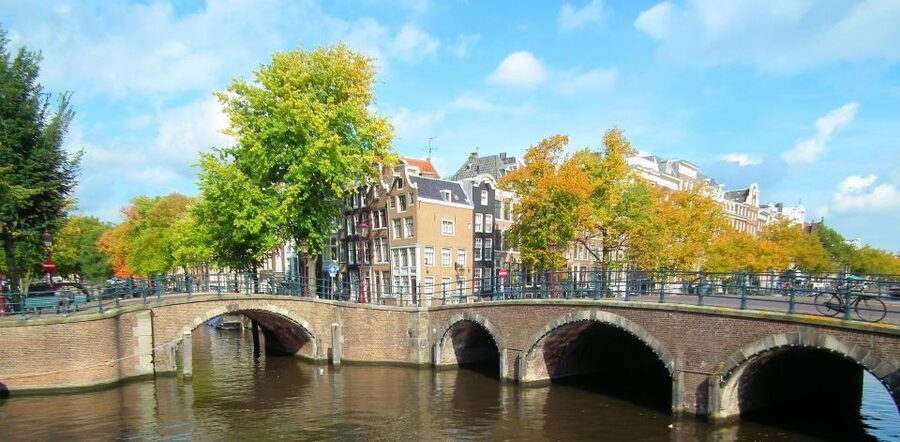Amsterdam: Private Anne Frank and Jewish Quarter Tour - Auschwitz Monument: remembrance beside water
