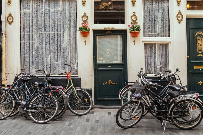 Amsterdam PRIVATE Bike Tour With Locals: Bike & Local Snack Included - Why a private bike ride works so well in Amsterdam