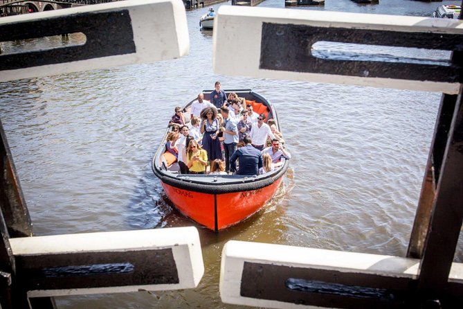 Amsterdam Private Boat Trip With Skipper, Burger and Beers - How the food, beer, and skipper shape the ride