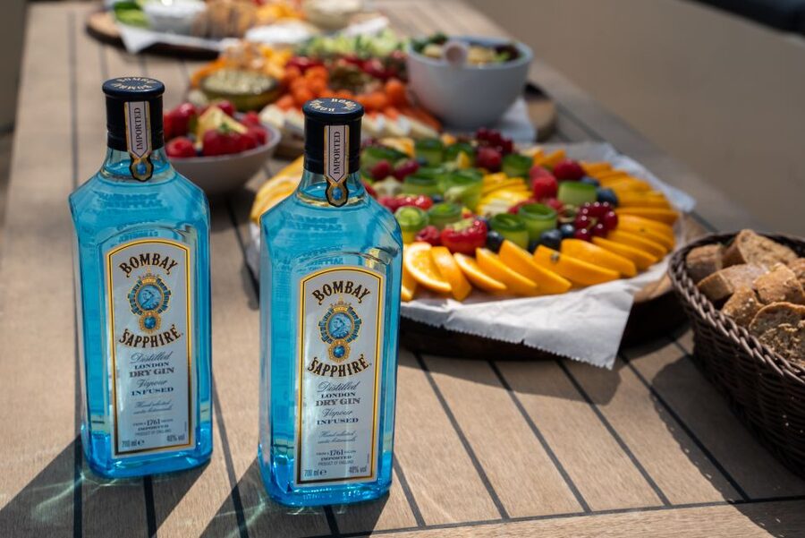 Amsterdam: Private Canal Booze Cruise with Unlimited Drinks - What the $265 price means