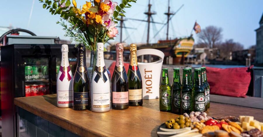 Amsterdam: Private Canal Cruise with Drinks and Snacks - Finding the dock behind the Apple Store