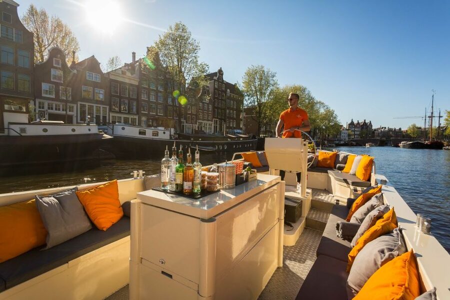 Amsterdam: Private Cruise with Drinks & Optional Snacks - Unlimited drinks, with one important catch