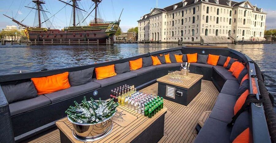Amsterdam: Private Cruise with Drinks & Optional Snacks - The private format and the skipper