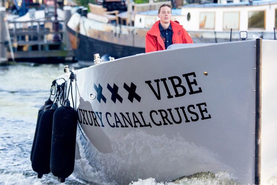 Amsterdam: Private Cruise with Drinks & Pizza or Burger - Why private booking changes the experience