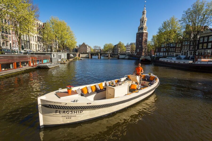 Amsterdam: Private Cruise with Drinks & Pizza or Burger - The meeting point beside Sea Palace