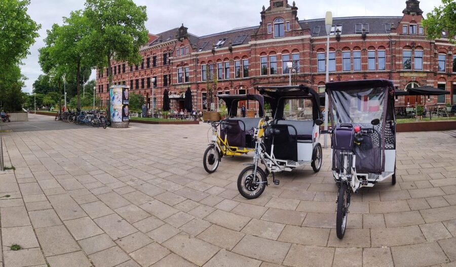 Amsterdam: Private Guided City Tour by Pedicab - Canal streets and the flower market