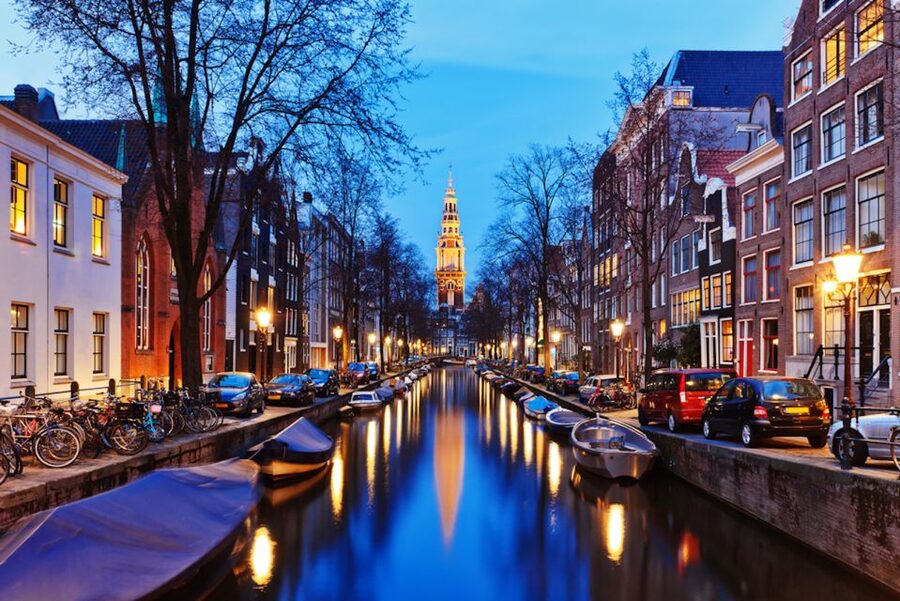 Amsterdam: Private Guided Walking Tour - Cobblestones, canals, and the medieval center