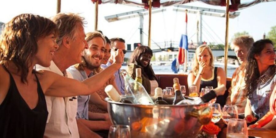 Amsterdam: Private Luxury Cruise with Pizza and Drinks - Starting behind the Apple Store
